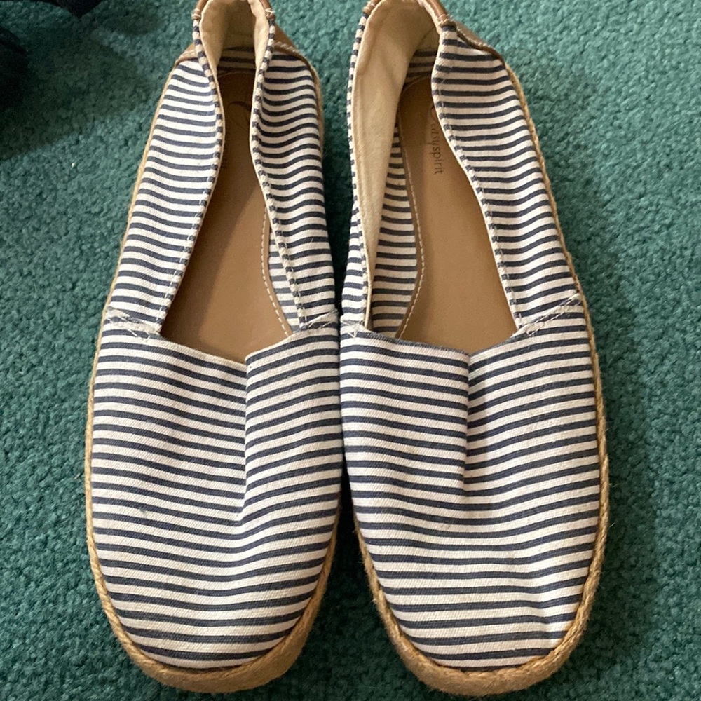 Easy spirit cute canvas slip ons